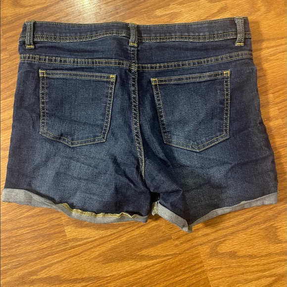 Mid Rise Cuffed Shorts - Picture 3 of 3